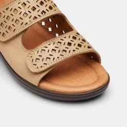 Natural Comfort Avi Wedge Slide Champagne